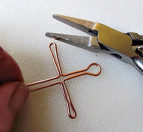 Bend your wire with the chain or square nose pliers again as shown